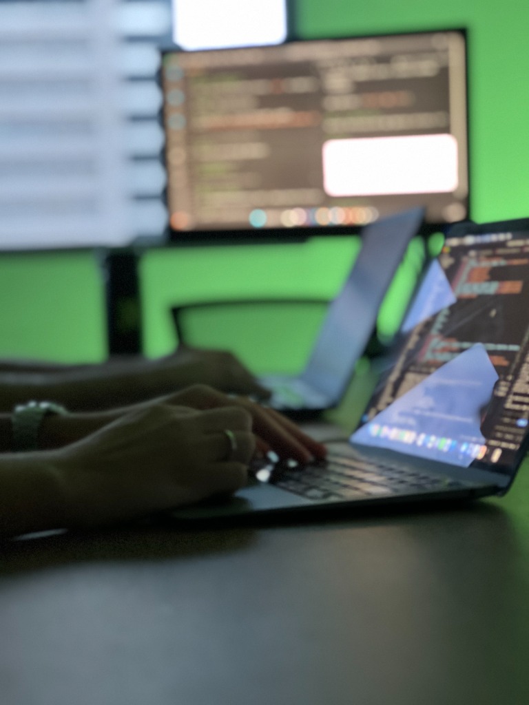 Desenvolvedor Nevoa trabalhando em código